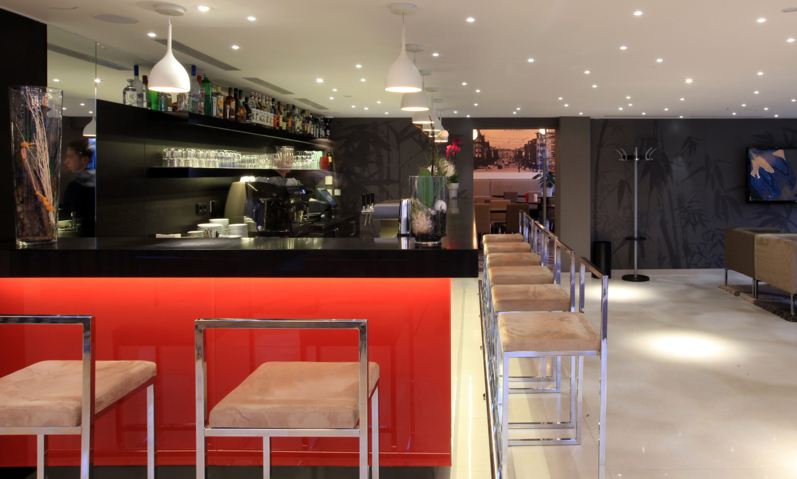Reiss Bar in der Lobby mit roter Theke