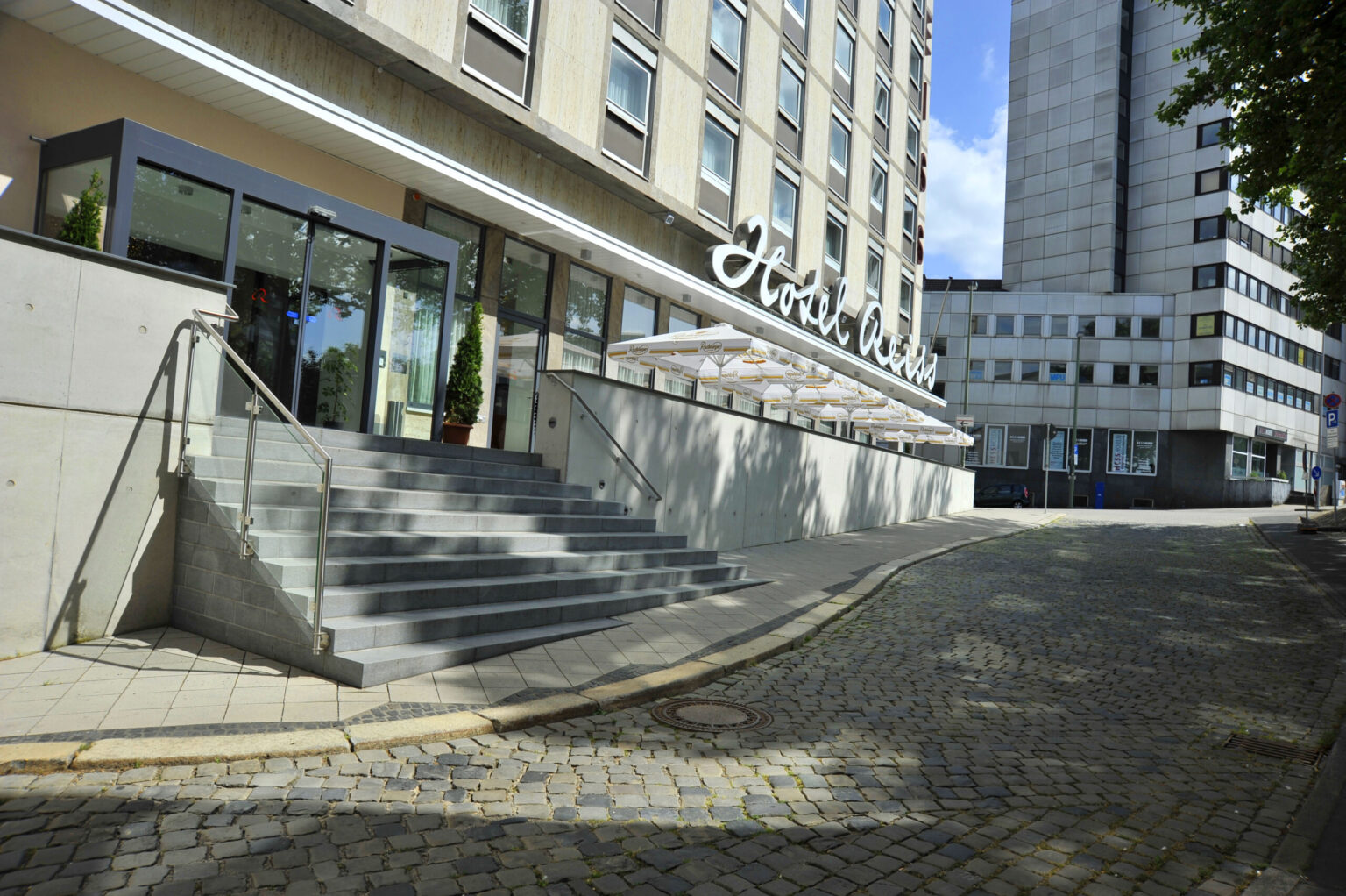 Haupteingang des Golden Tulip Kassel Hotel Reiss mit Schriftzug über der Treppe