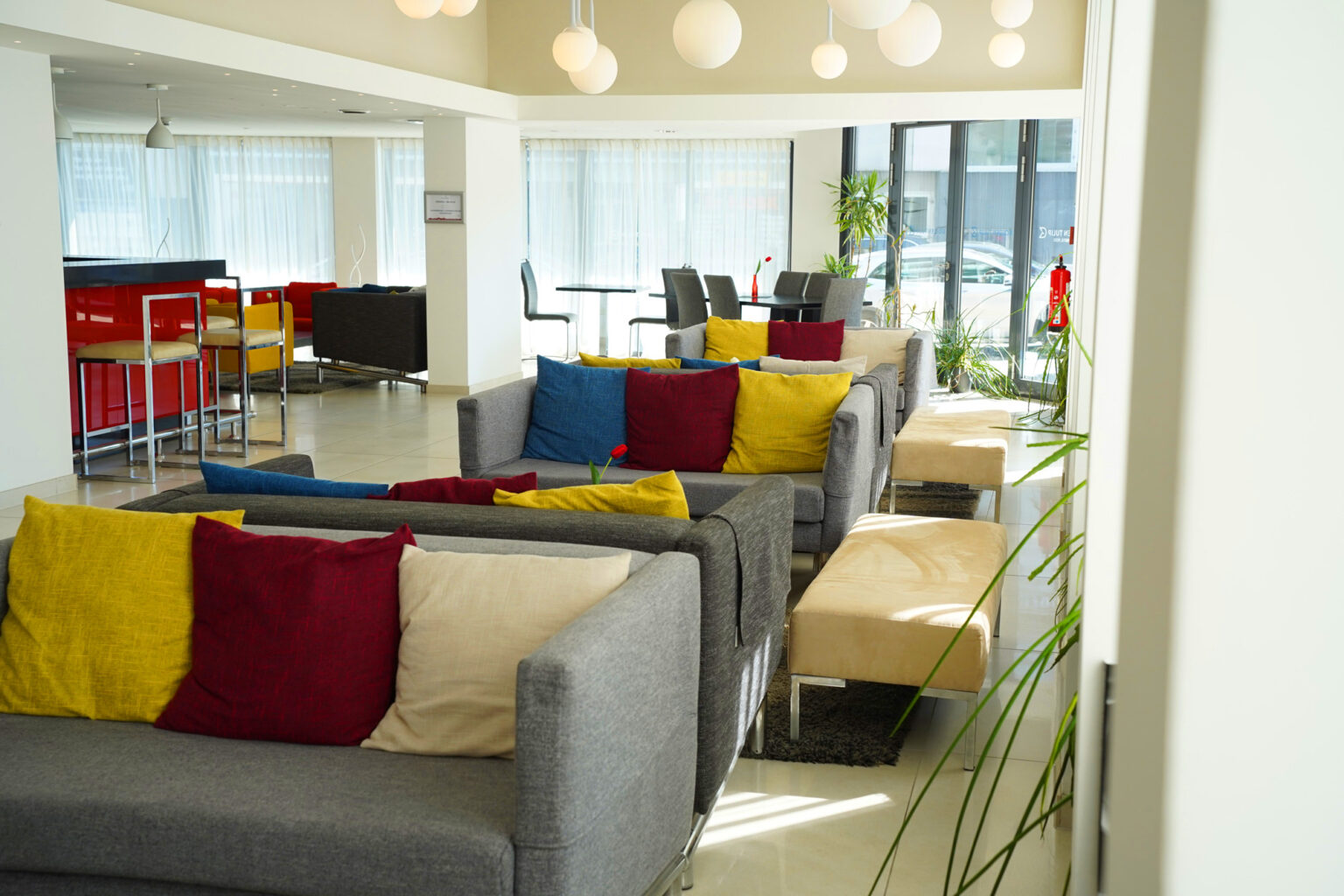 Lounge in der Lobby mit farbigen Kissen